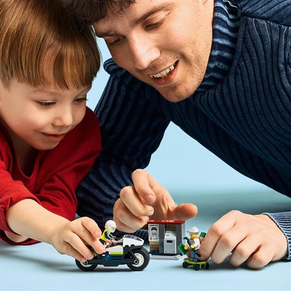 Конструктор LEGO City Переслідування на поліцейському мотоциклі, 65 деталей (60455) - Pampik - 15