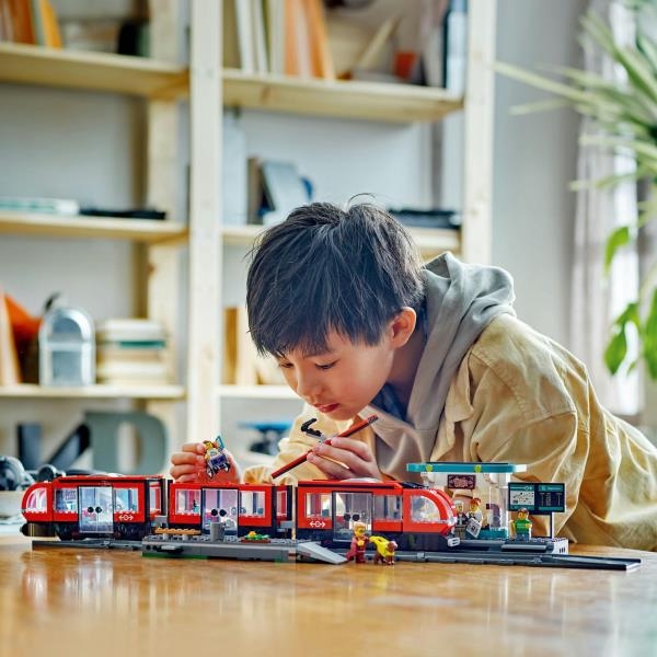 Конструктор LEGO City Трамвай і вокзал у центрі міста 811 деталей (60423) - Pampik - 6