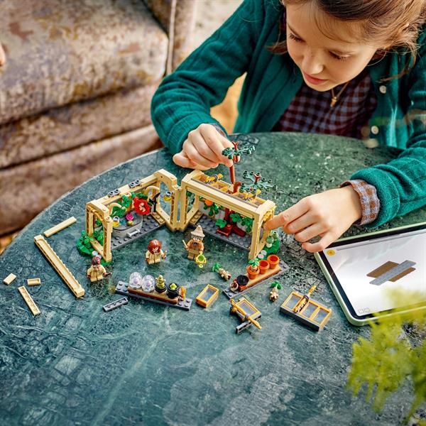 Конструктор LEGO Harry Potter Замок Гогвортс урок гербології, 390 деталей (76445) - Pampik - 9