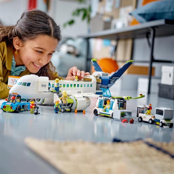 Конструктор LEGO City Пасажирський літак 913 деталей (60367) - Pampik - 3