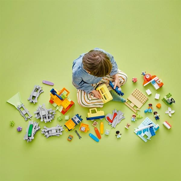 Конструктор LEGO DUPLO Town Большой интерактивный общественный поезд 103 детали (10428) - Pampik - 9