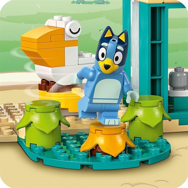 Конструктор LEGO Bluey Веселощі з Блуї та Хлоєю на ігровому майданчику, 104 деталі (11201) - Pampik - 9