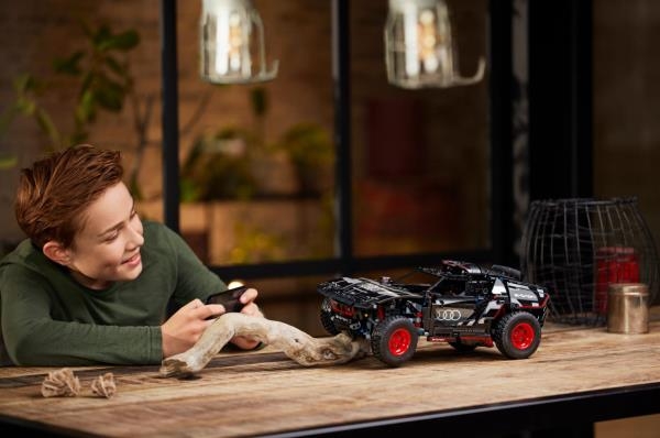 Конструктор LEGO Technic Audi RS Q e-tron 914 деталей (42160) - Pampik - 2