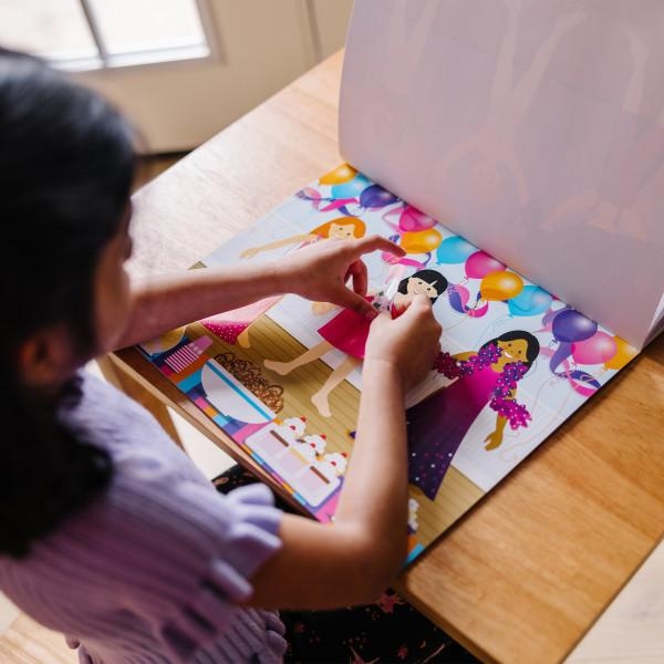 Набор многоразовых наклеек Melissa & Doug Одень куклу (SM93209/6829) - Pampik - 5