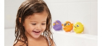 Іграшка-бризкалка для ванної Tomy Грайливі курчата (T72818C) - Pampik - 7