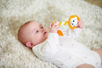 Іграшка-брязкальце Tiny Love Левеня Леонард, помаранчевий з білим (1115800458) - Pampik - 5