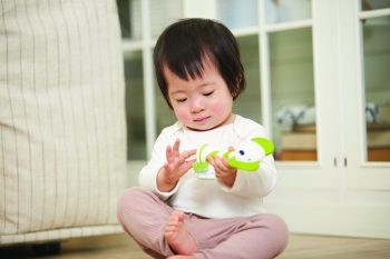 Іграшка-брязкальце Tiny Love Слоненя Сем, білий з зеленим (1177000458) - Pampik - 2