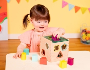 Розвиваюча дерев'яна іграшка-сортер Battat Чарівний куб (BX1763Z) - Pampik - 5