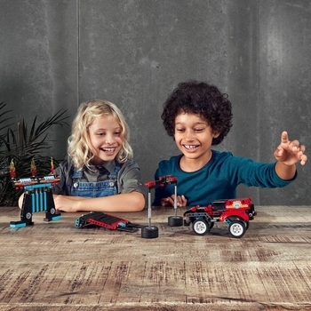 Конструктор LEGO Technic Шоу трюків на вантажівках і мотоциклах, 610 деталей (42106) - Pampik - 21