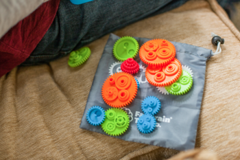 Головоломка Fat Brain Toys Crankity Різнокольорові шестерінки (F140ML) - Pampik - 12