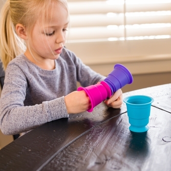 Іграшка тактильна Fat Brain Toys Suction Kupz М'які чашки, 6 шт. (F183ML) - Pampik - 11