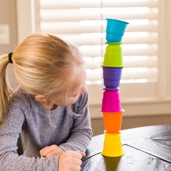 Іграшка тактильна Fat Brain Toys Suction Kupz М'які чашки, 6 шт. (F183ML) - Pampik - 9