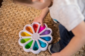 Іграшка тактильна Fat Brain Toys dimpl digits Кольорові пелюстки (F275EN) - Pampik - 13