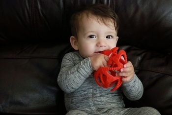 Силиконовый прорезыватель Nuby Tuggy Teething Ball Мячик, красный (6836red) - Pampik - 4