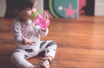 Поїльник-непроливайка Nuby No Spill, із силіконовим носиком і ручками, 240 мл, рожевий (NV0404003pnk) - Pampik - 8