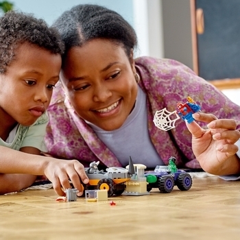 Конструктор LEGO Marvel Spidey Сутичка Халка з Носорогом на вантажівках, 110 деталей (10782) - Pampik - 6