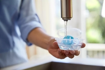 Подарок. Ультрамягкая пустышка Philips Avent 0-6 мес,(SCF212/00) 1 шт, белая - Pampik - 3