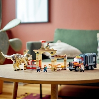 Конструктор LEGO Jurassic World Втеча тиранозавра і атроцираптора (76948) - Pampik - 7