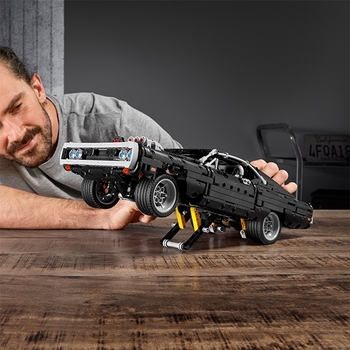 Конструктор LEGO Technic Dodge Charger,1077 деталей (42111) - Pampik - 7