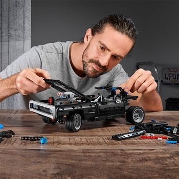 Конструктор LEGO Technic Dodge Charger,1077 деталей (42111) - Pampik - 14