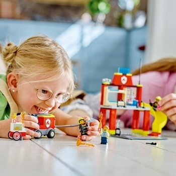 Конструктор LEGO City Пожежне депо та пожежна машина 153 деталі (60375) - Pampik - 10