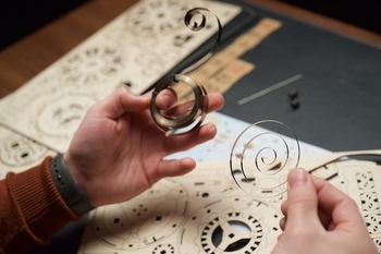 Механічний 3D-пазл Ukrainian Gears Астроном. Настільний годинник з турбійоном, 338 ел. (70162) - Pampik - 10