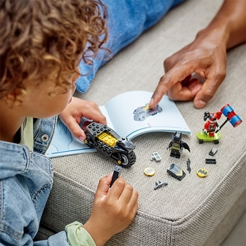 Конструктор LEGO DC Бетмен проти Харлі Квін, 42 деталі (76220) - Pampik - 7