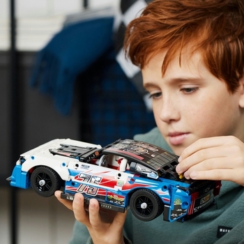 Конструктор LEGO Technic NASCAR Next Gen Chevrolet Camaro ZL1, 672 деталей (42153) - Pampik - 4