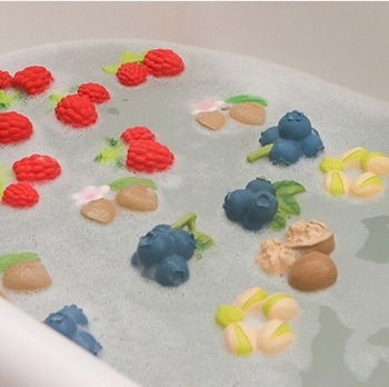 Прорезыватель Oli & Carol Малина Валери, красный с салатовым (L-RASPBERRY-UNIT) - Pampik - 5