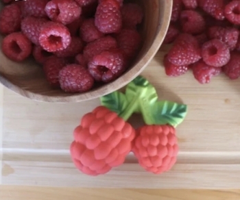 Прорезыватель Oli & Carol Малина Валери, красный с салатовым (L-RASPBERRY-UNIT) - Pampik - 4