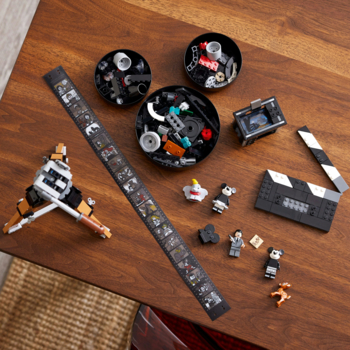 Конструктор LEGO Disney Камера вшанування Уолта Діснея, 811 деталей (43230) - Pampik - 3