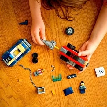 Подарунок. Конструктор LEGO City Елітний поліцейський загін переслідування бура (60273) - Pampik - 6