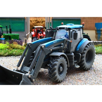 Модель Britains Трактор Valtra з фронтальним навантажувачем 1:32 (43352) - Pampik - 4