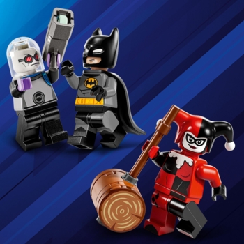 Конструктор LEGO DC Batman™ Бетмен на бетмобілі проти Харлі Квін і Містера Фріза, 435 деталей (76274) - Pampik - 7