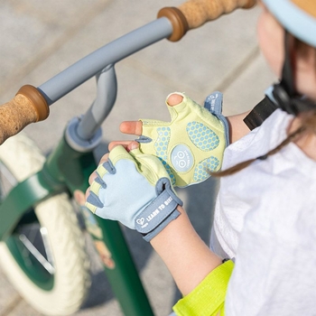 Дитячі спортивні рукавички Hape блакитні (E1094) - Pampik - 5