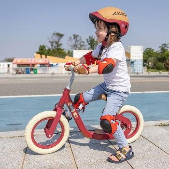 Детские спортивные перчатки Hape красные (E1095) - Pampik - 5