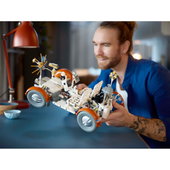 Конструктор LEGO Technic Місячний автомобіль NASA Apollo, 1913 деталей (42182) - Pampik - 12