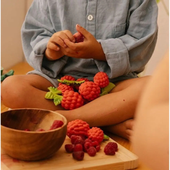 Прорезыватель Oli & Carol Малина Валери, красный с салатовым (L-RASPBERRY-UNIT) - Pampik - 7