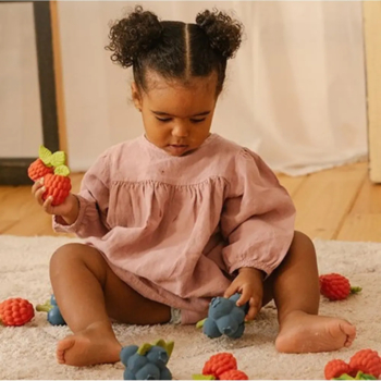 Прорезыватель Oli & Carol Малина Валери, красный с салатовым (L-RASPBERRY-UNIT) - Pampik - 8