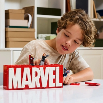 Конструктор LEGO Super Heroes Логотип і мініфігурки Marvel, 931 деталь (76313) - Pampik - 15