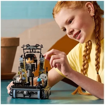 Конструктор LEGO Wednesday Фігурка Венздей Аддамс, 702 деталі (76780) - Pampik - 8