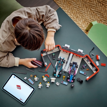 Конструктор LEGO City Гараж F1 та автомобілі Mercedes-AMG і Alpine, 678 деталей (60444) - Pampik - 6