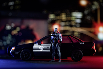 Машина металева Jada РобоКоп Форд Тарус з фiгyркою Робокопа, 1:24, чорний (253255060) - Pampik - 16