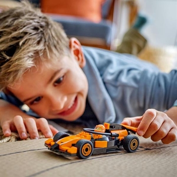 Конструктор LEGO City Пілот F1 з автомобілем для перегонів команди McLaren 86 деталей (60442) - Pampik - 8