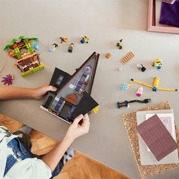 Конструктор LEGO Despicable Me 4 Родинний маєток Ґру й посіпак 868 деталей (75583) - Pampik - 9