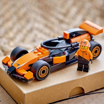 Конструктор LEGO City Пілот F1 з автомобілем для перегонів команди McLaren 86 деталей (60442) - Pampik - 6