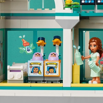 Конструктор LEGO Friends Лікарня в Хартлейк-Сіті 1045 деталей (42621) - Pampik - 3
