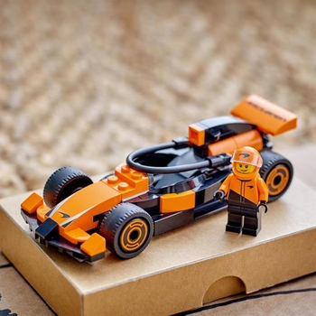 Конструктор LEGO City Пілот F1 з автомобілем для перегонів команди McLaren 86 деталей (60442) - Pampik - 10
