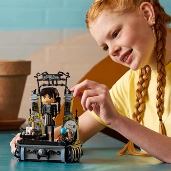 Конструктор LEGO Wednesday Фігурка Венздей Аддамс 702 деталі (76780) - Pampik - 8