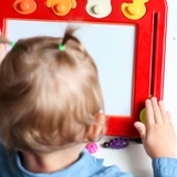 Магнитная доска для рисования Battat Рафаэль 4 штампа, красный (BX1294Z) - Pampik - 7